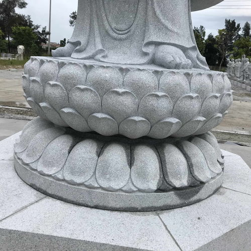 石雕观音菩萨与莲花座的深意